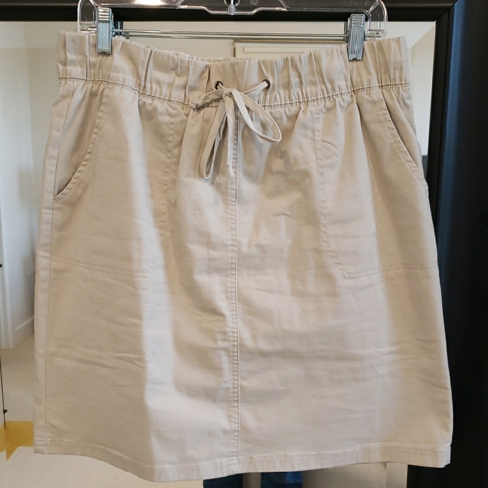 White A-Line Knee-Length Skort with Tie Front for Casual Wear